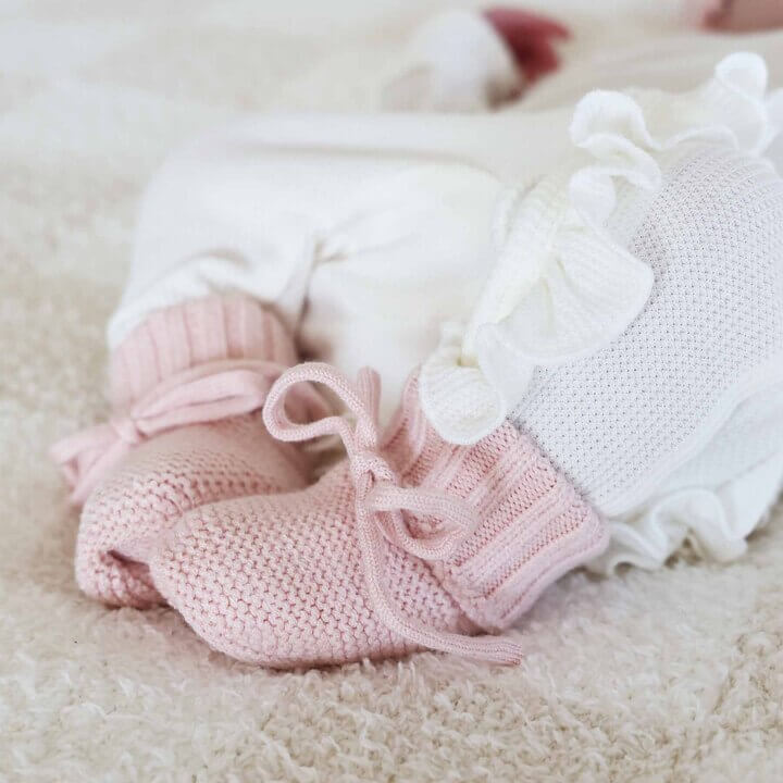 10627-knit-newborn-bow-booties-1.jpg