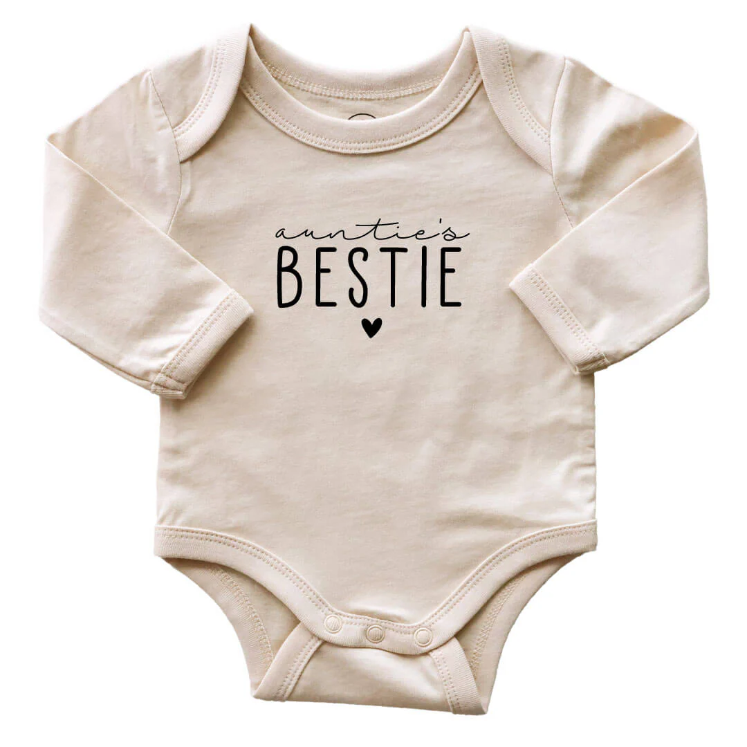 Auntie's Bestie Long Sleeve Graphic Bodysuit | Natural