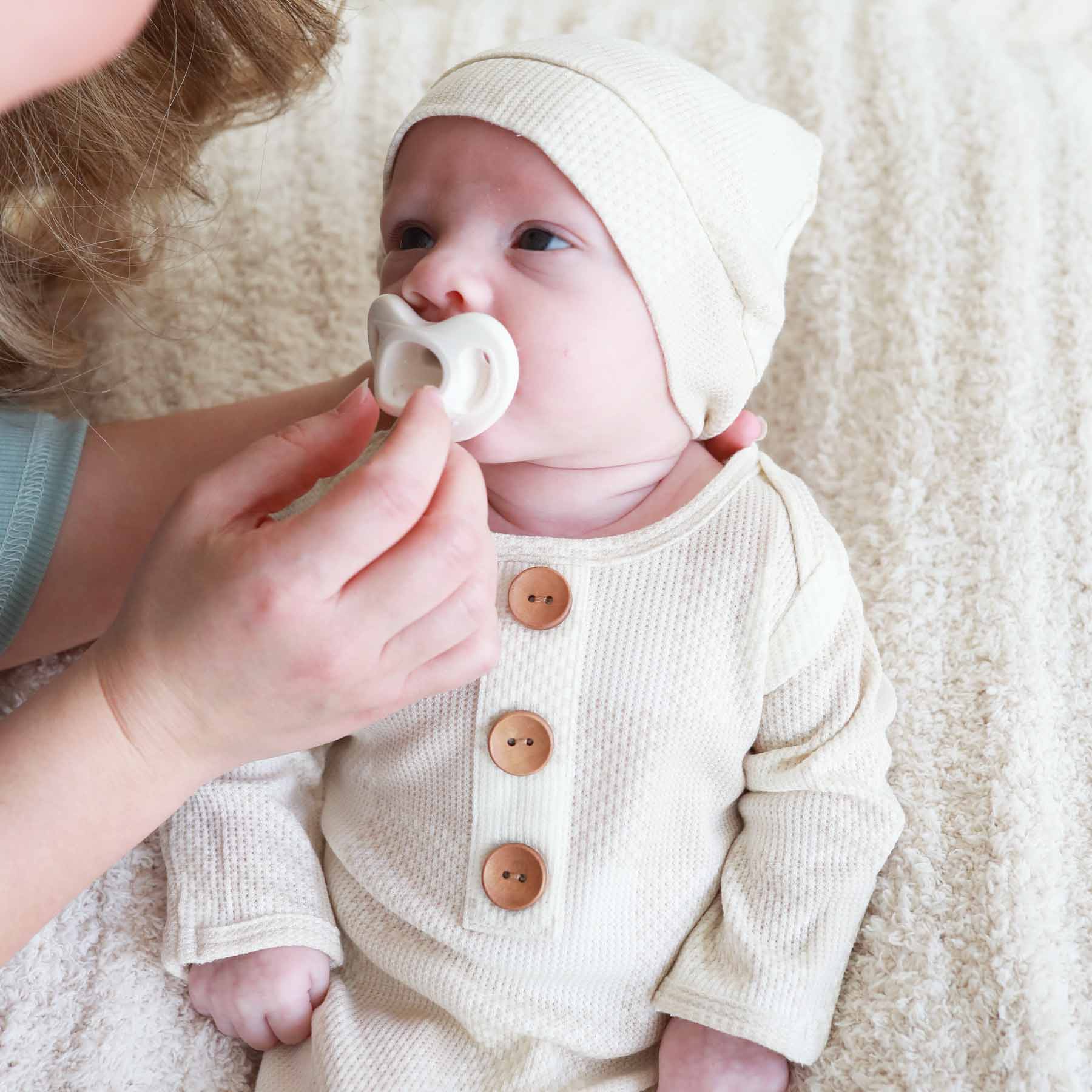 7253-big-check-bamboo-waffle-newborn-baby-knot-gown-hat-set-sand-1.jpg