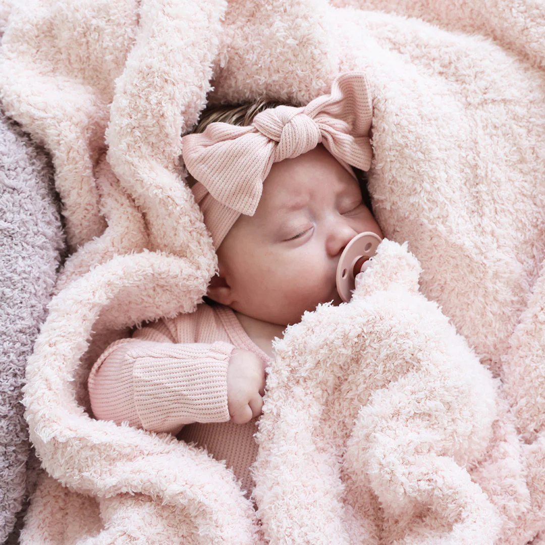 8564-cuddlelane-luxe-blankets-rose-1.webp