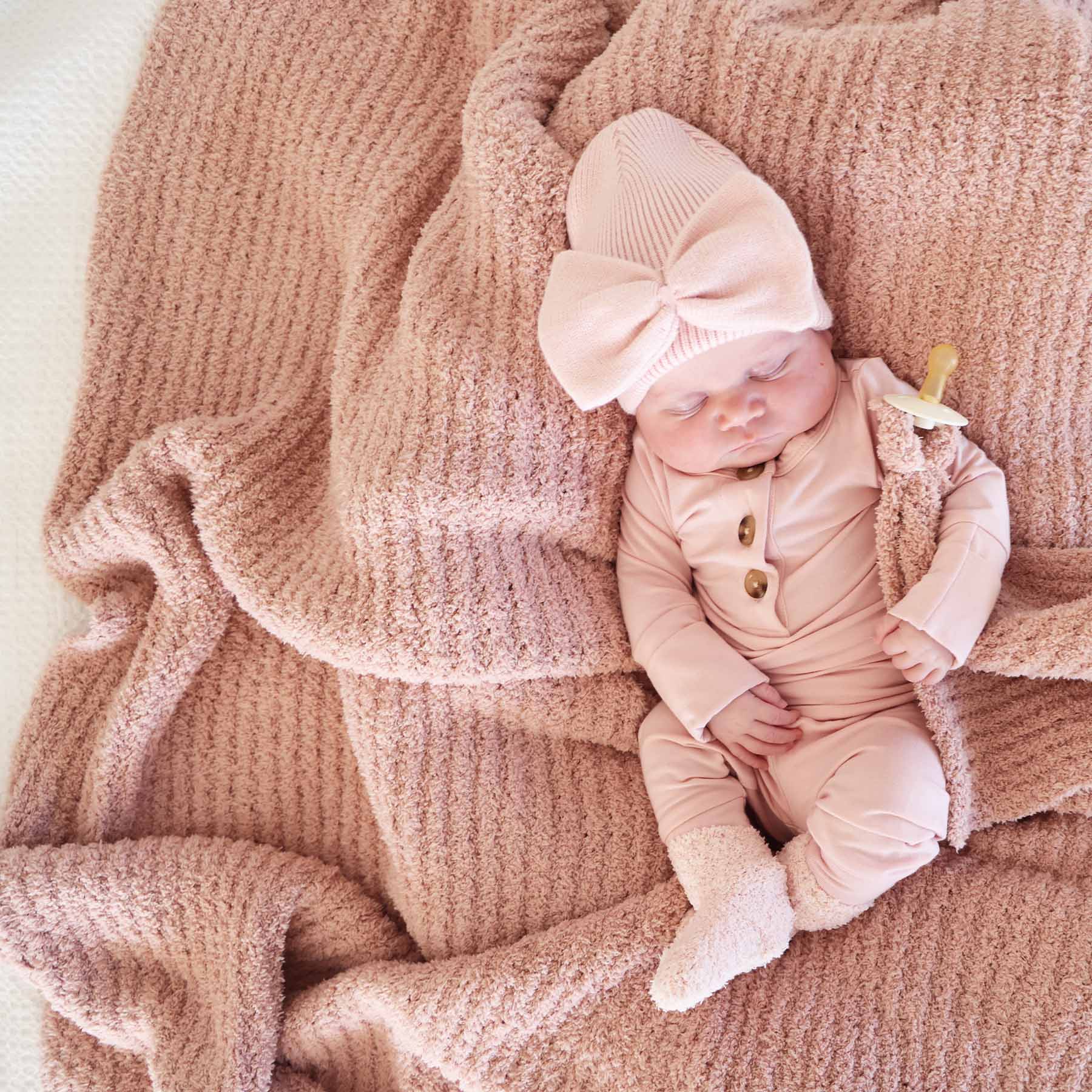 8638-cuddlelane-luxe-waffle-blankets-solids-1.jpg